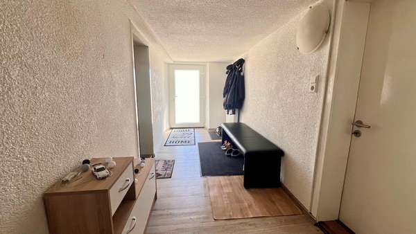 Flur - Doppelhaushälfte in 78600 Kolbingen mit 155m² kaufen