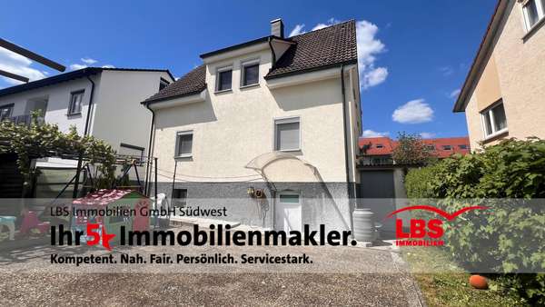 Südseite und Terrassenbereich Südseite und Terrassenbereich - Zweifamilienhaus in 78532 Tuttlingen mit 120m² kaufen