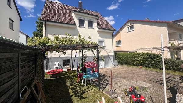 Wohnhaus Rückansicht Wohnhaus Rückansicht - Zweifamilienhaus in 78532 Tuttlingen mit 120m² kaufen
