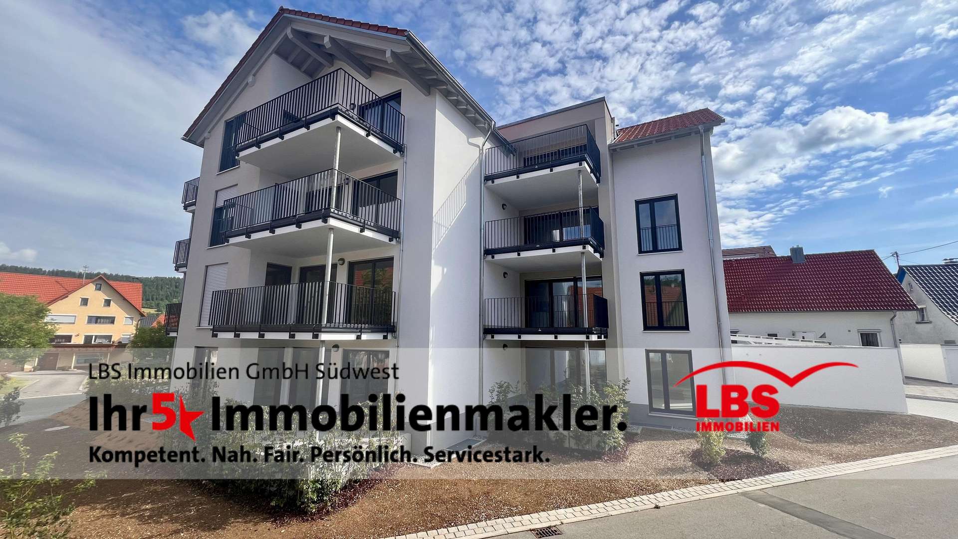 Wohngebäude - Straßenansicht Südseite Wohngebäude - Straßenansicht Südseite - Dachgeschosswohnung in 78532 Tuttlingen mit 82m² mieten