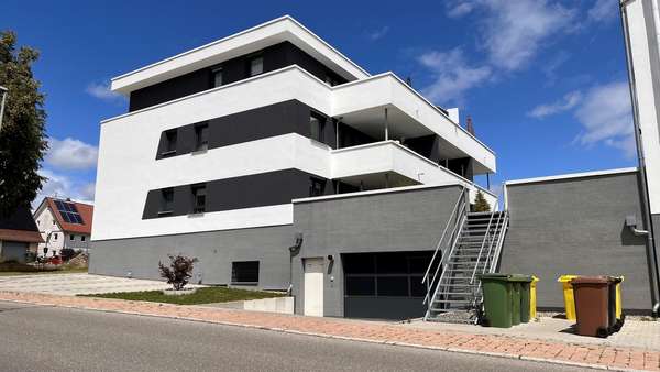Straßenansicht Wohnanlage - Penthouse-Wohnung in 78609 Tuningen mit 104m² kaufen