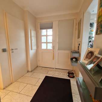 Eingang Blick zur Haustür - Reihenmittelhaus in 47447 Moers mit 149m² kaufen