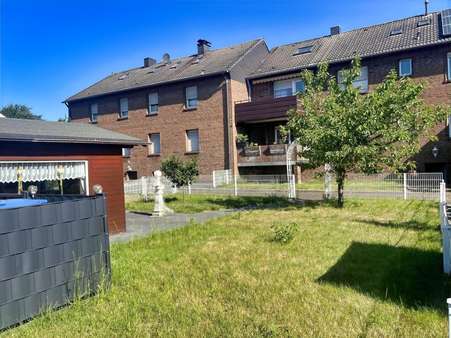 Garten - Blick aufs Haus Garten - Blick aufs Haus - Etagenwohnung in 47445 Moers mit 156m² kaufen