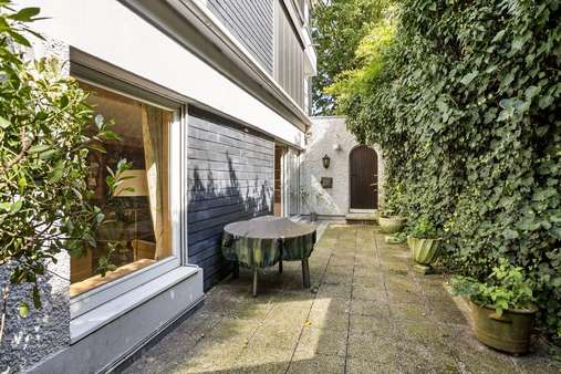 seitliche Südterrasse seitliche Südterrasse - Erdgeschosswohnung in 40470 Düsseldorf mit 108m² kaufen