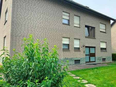 hintere Hausansicht - Dachgeschosswohnung in 59597 Erwitte mit 45m² mieten