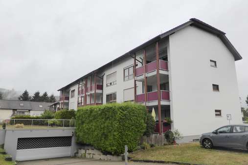 Die Hausansicht mit TG-Zufahrt - Dachgeschosswohnung in 79650 Schopfheim mit 61m² kaufen