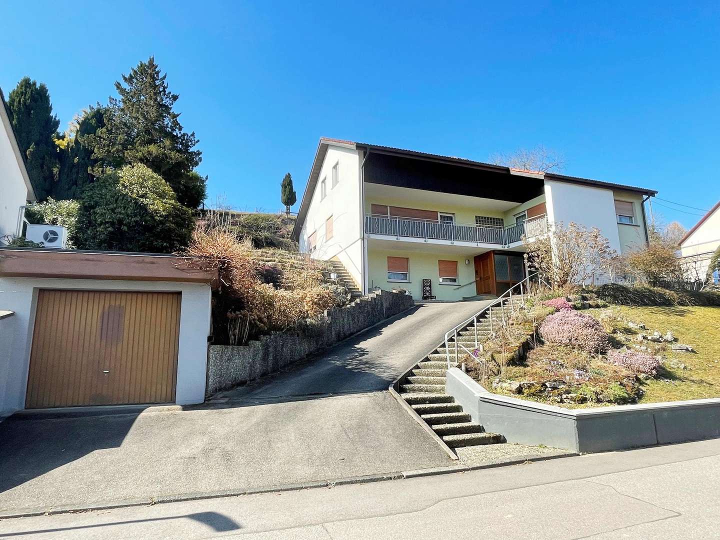 Die Hausansicht mit Garage - Einfamilienhaus in 79686 Hasel mit 212m² kaufen