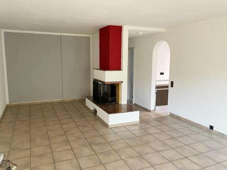 Das Wohnzimmer mit Kamin - Etagenwohnung in 79650 Schopfheim mit 72m² kaufen
