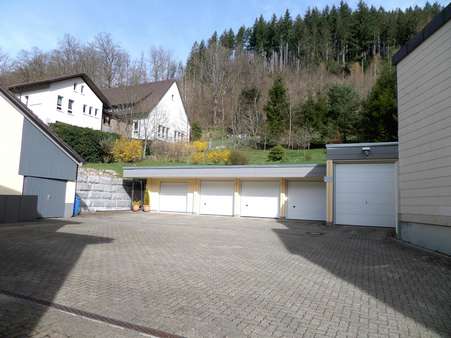 Der Hinterhof mit Garagen - Mehrfamilienhaus in 79674 Todtnau mit 401m² kaufen