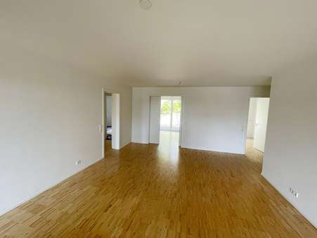 Das Wohnzimmer Richtung Küche - Erdgeschosswohnung in 79664 Wehr mit 110m² mieten