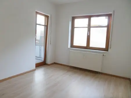 Sehr attraktive Zwei-Zimmerwohnung mit Balkon und Tiefgarage in Hausen