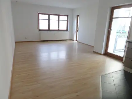 Sehr attraktive Zwei-Zimmerwohnung mit Balkon und Tiefgarage in Hausen