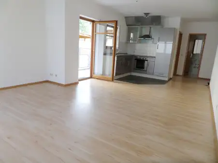 Sehr attraktive Zwei-Zimmerwohnung mit Balkon und Tiefgarage in Hausen
