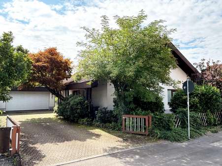 Die Hausansicht mit Garage Die Hausansicht mit Garage - Einfamilienhaus in 79688 Hausen mit 160m² kaufen