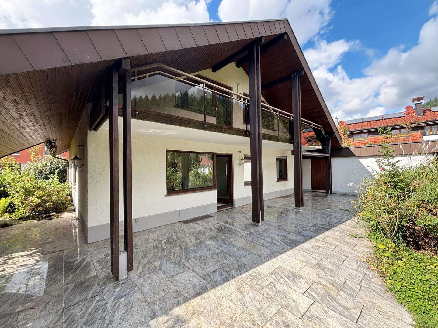 Die Hausansicht mit Terrasse - Einfamilienhaus in 79688 Hausen mit 160m² kaufen