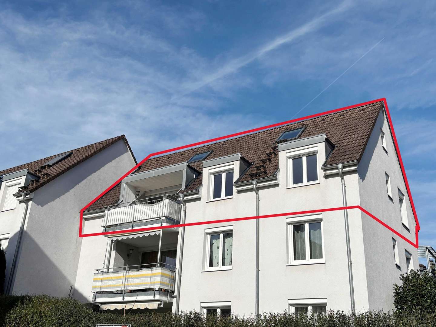 Hausansicht mit Balkon - Maisonette-Wohnung in 79650 Schopfheim mit 124m² kaufen