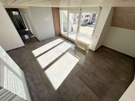 Wohn-/Esszimmer mit Balkon - Maisonette-Wohnung in 79650 Schopfheim mit 124m² kaufen