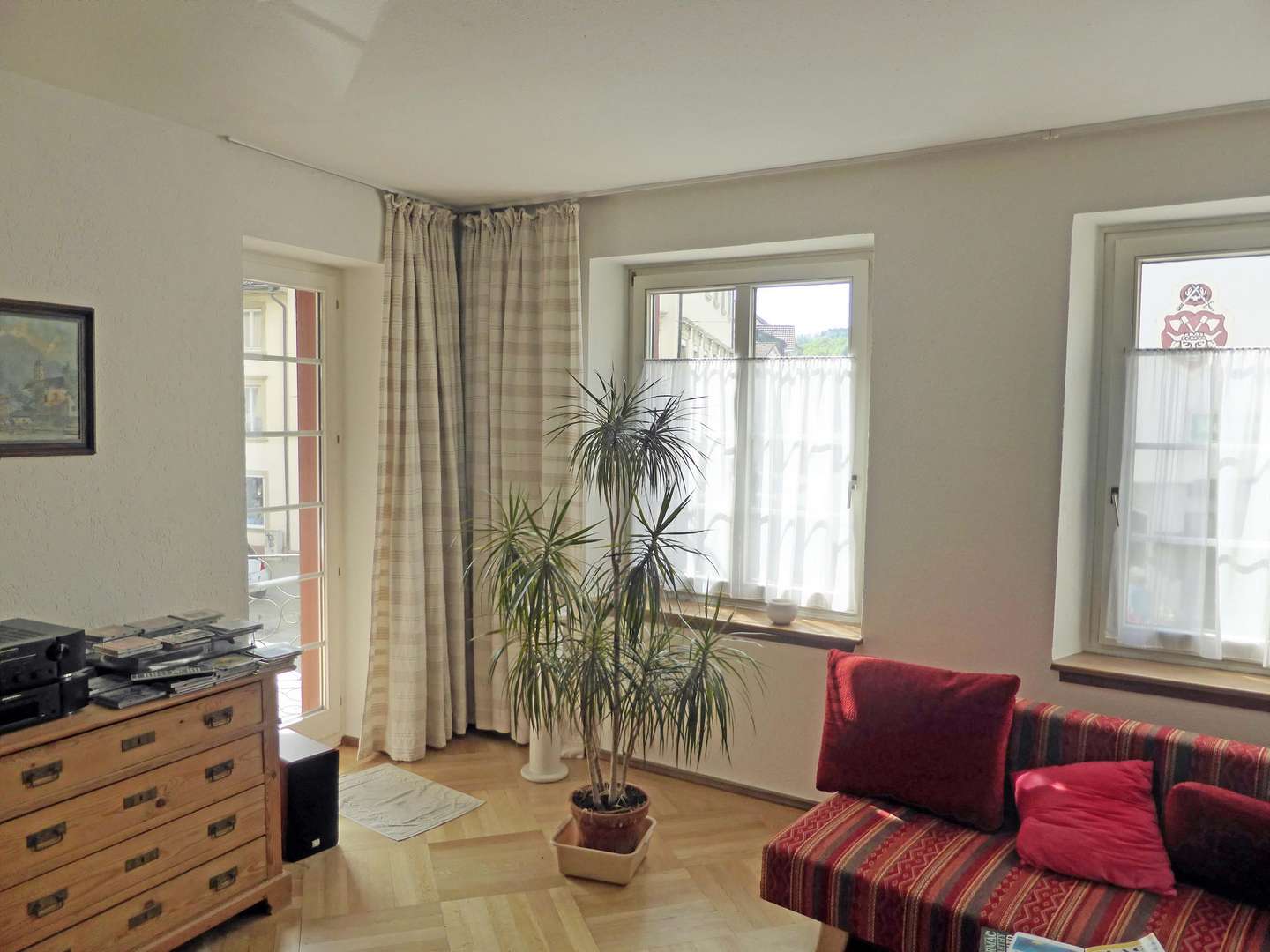 Das Wohnzimmer mit Balkon - Etagenwohnung in 79650 Schopfheim mit 216m² mieten