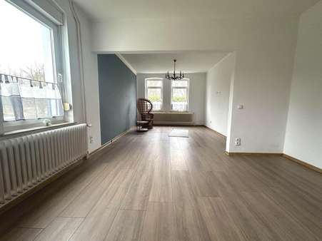 Großzügiges Wohnzimmer - Einfamilienhaus in 32791 Lage mit 234m² kaufen