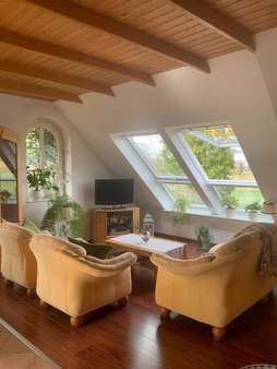 Wohnzimmer - Dachgeschosswohnung in 32584 Löhne mit 75m² kaufen