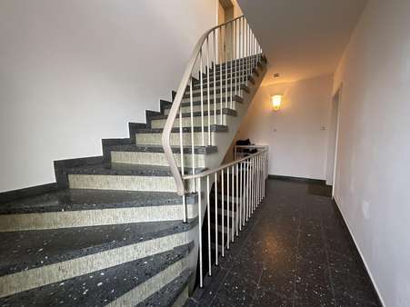 Treppenhaus - Erdgeschosswohnung in 31707 Bad Eilsen mit 96m² kaufen