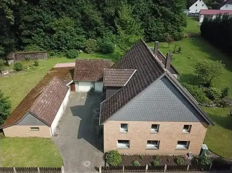 Ihr neues Zuhause: Zweifamilienhaus mit idyllischem Garten und praktischer Werkstatt