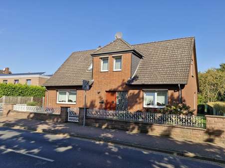 Außenansicht - Einfamilienhaus in 30827 Garbsen mit 225m² kaufen