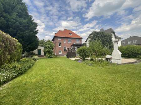 Gartenansicht - Zweifamilienhaus in 32457 Porta Westfalica mit 154m² kaufen