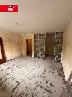 Wohnzimmer mit Küche - Souterrain-Wohnung in 45529 Hattingen mit 50m² kaufen