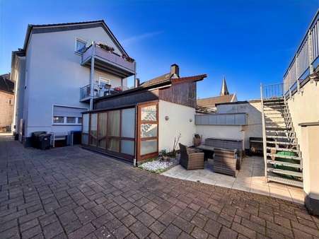 Rückseite mit Sitzecke Rückseite mit Sitzecke - Erdgeschosswohnung in 59755 Arnsberg mit 127m² kaufen