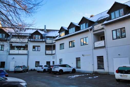 Rückansicht mit Stellplatz - Dachgeschosswohnung in 59755 Arnsberg mit 79m² kaufen