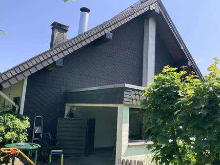 Westansicht mit Gartenlaube - Einfamilienhaus in 59955 Winterberg mit 250m² kaufen