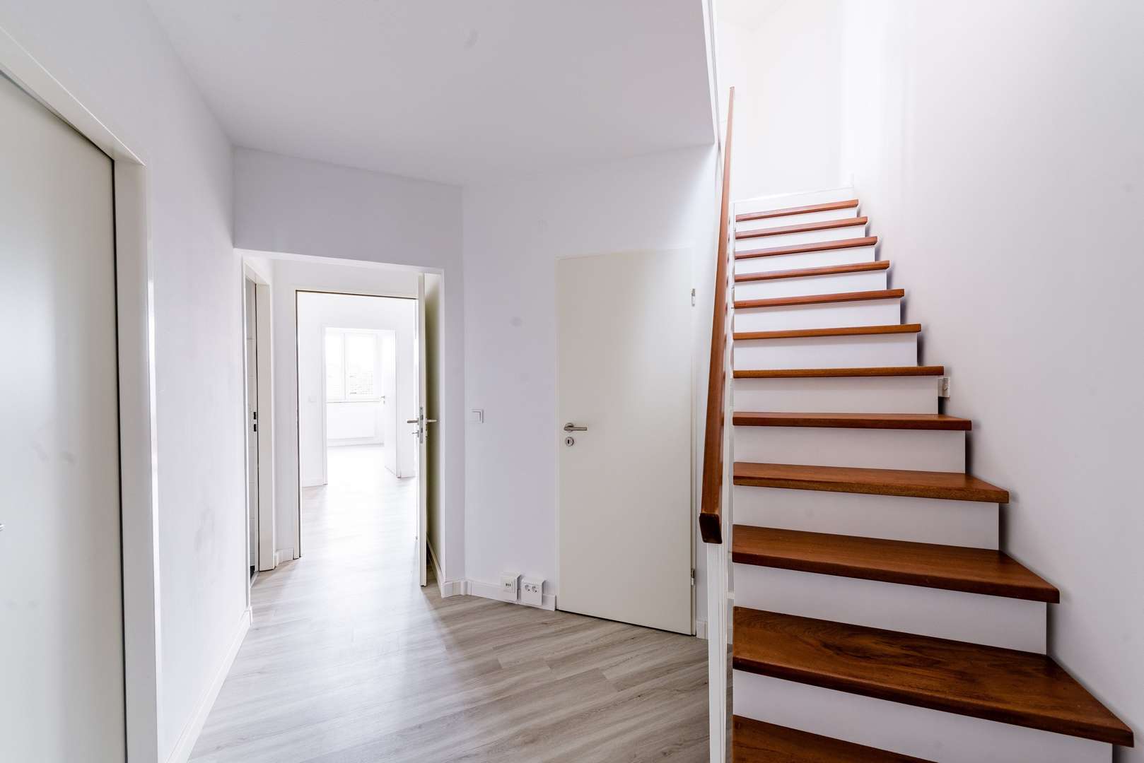 Große Diele Ebene 1 - Maisonette-Wohnung in 63329 Egelsbach mit 111m² günstig kaufen