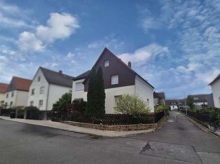 Straßenansicht - Zweifamilienhaus in 63303 Dreieich mit 134m² kaufen