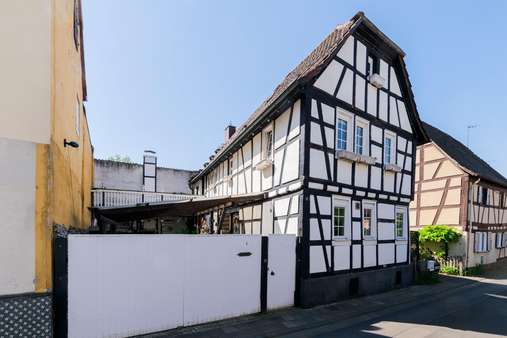 Ansicht seitlich - Einfamilienhaus in 63303 Dreieich mit 130m² kaufen