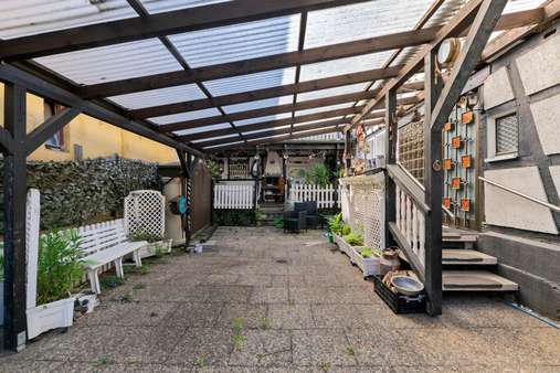 Hof mit Blick auf Terrasse - Einfamilienhaus in 63303 Dreieich mit 130m² kaufen