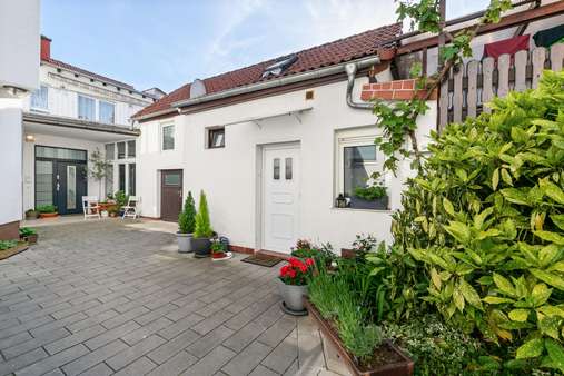 Hofansicht mit Anbau - Zweifamilienhaus in 64390 Erzhausen mit 251m² kaufen