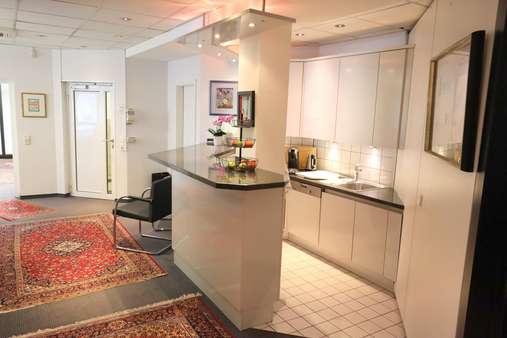 Eingangsbereich mit Küche Eingangsbereich mit Küche - Büro in 63225 Langen mit 277m² kaufen
