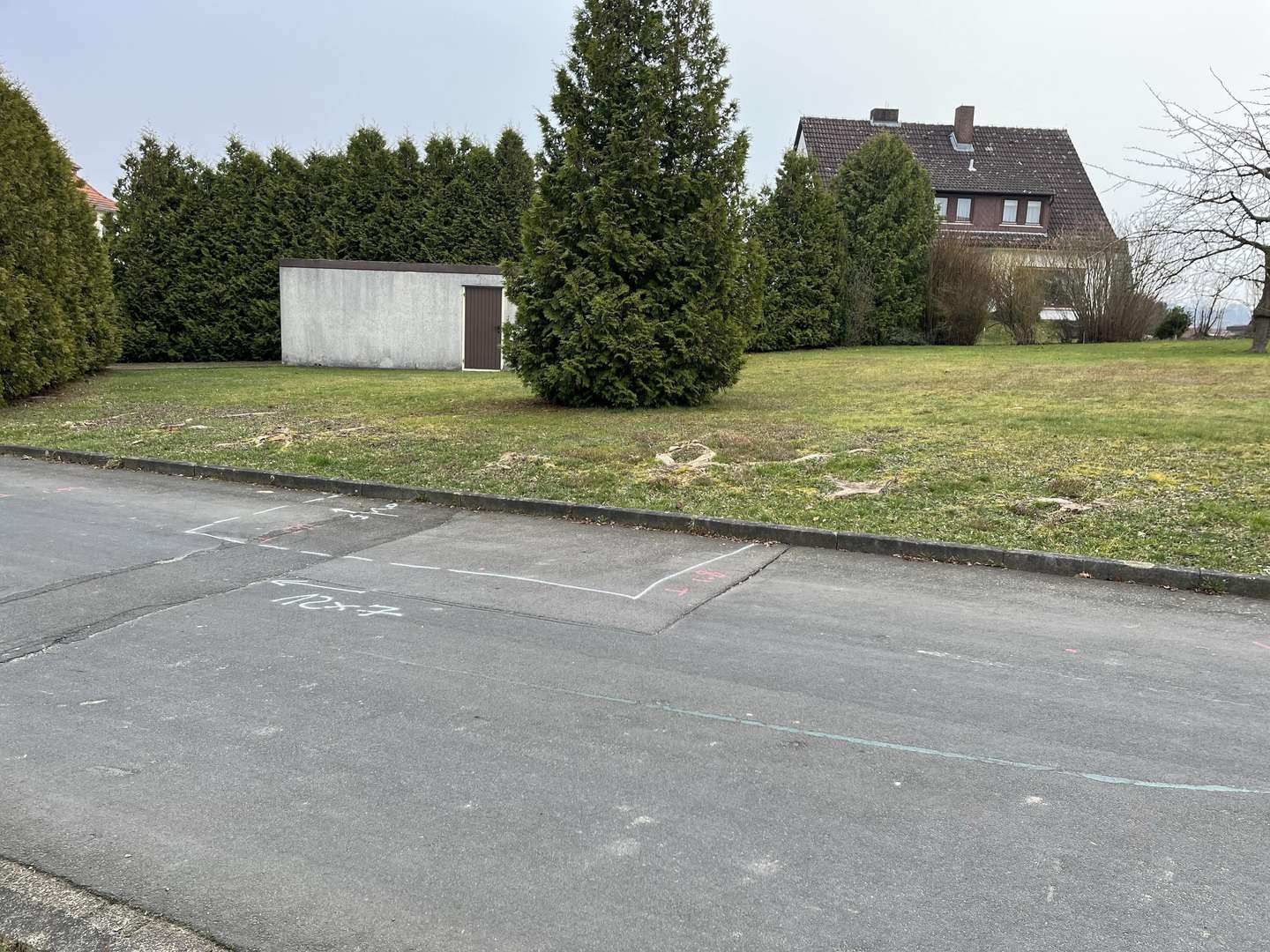 Seite Straße - Am Sportplatz - Grundstück in 34621 Frielendorf mit 657m² kaufen