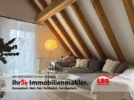 Wohnzimmer möbliert - Dachgeschosswohnung in 76470 Ötigheim mit 56m² kaufen