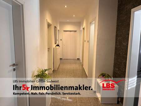 Flur Flur - Etagenwohnung in 76532 Baden-Baden mit 107m² kaufen