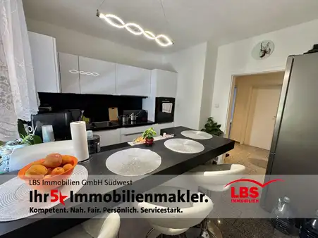 Wohnen mit Stil: Kernsanierte Wohnung in zentrumsnaher Lage von Baden-Baden!