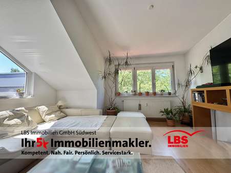 Wohnzimmer Wohnzimmer - Dachgeschosswohnung in 76534 Baden-Baden mit 84m² kaufen