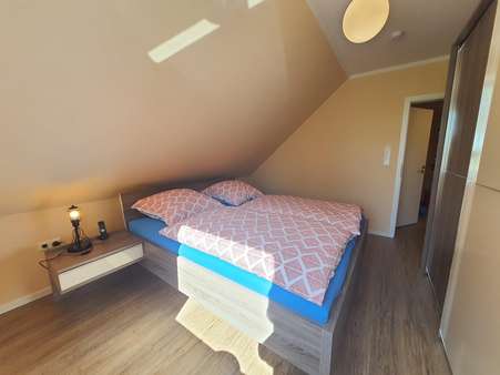 Schlafzimmer - Dachgeschosswohnung in 26629 Großefehn mit 63m² kaufen