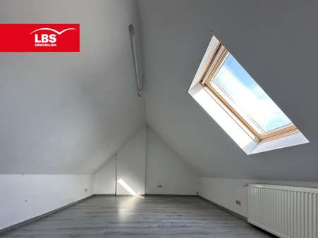 Dachstuhl Dachstuhl - Mehrfamilienhaus in 27576 Bremerhaven mit 123m² kaufen