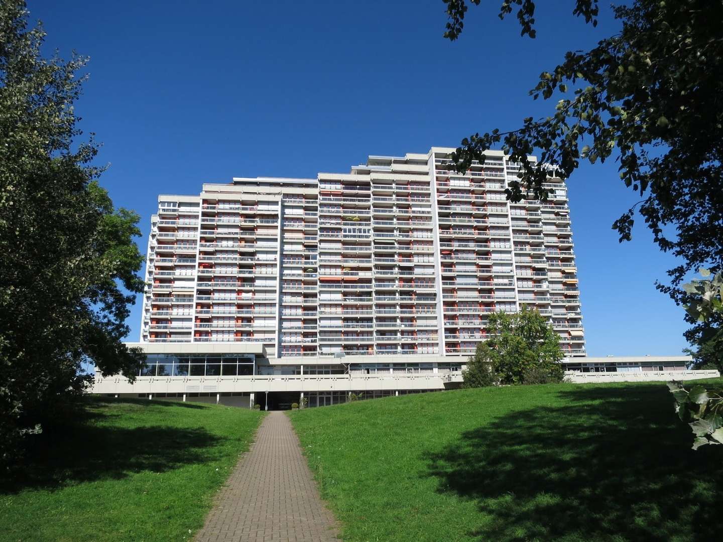Hausvorderseite - Etagenwohnung in 38440 Wolfsburg mit 88m² kaufen