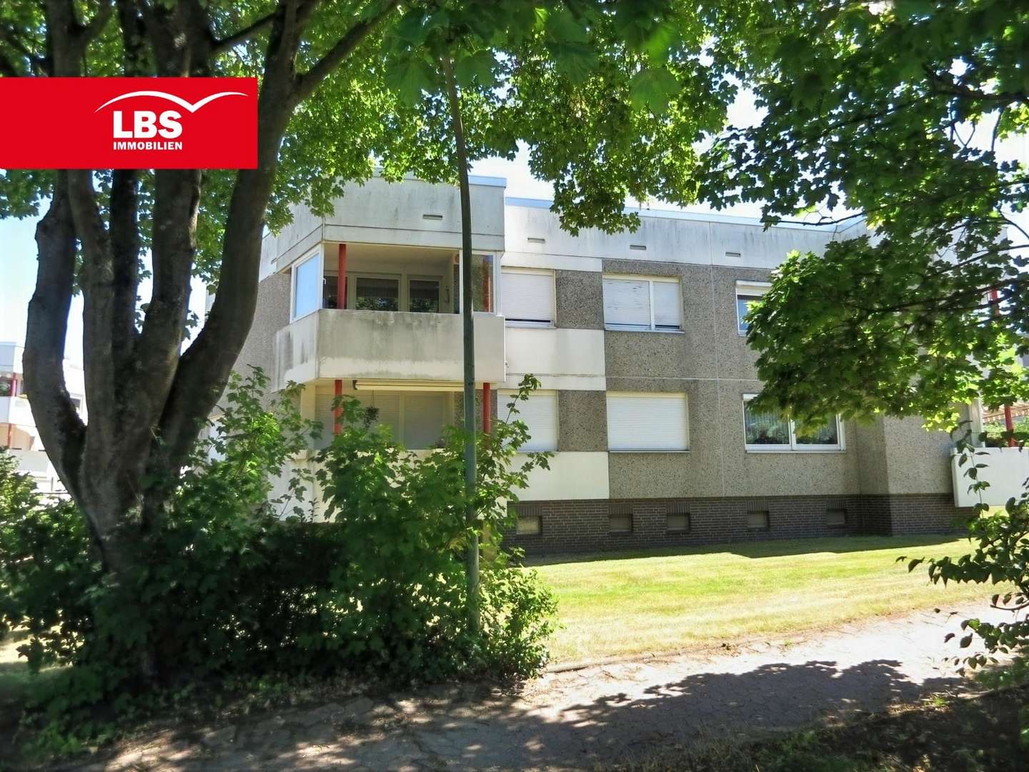 Hausseite Hausseite - Erdgeschosswohnung in 38442 Wolfsburg mit 88m² kaufen