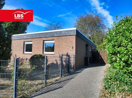 Hausansicht Hausansicht - Bungalow in 38448 Wolfsburg mit 114m² kaufen