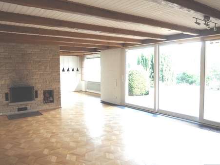 Wohnzimmer mit Kamin - Einfamilienhaus in 38442 Wolfsburg mit 175m² kaufen