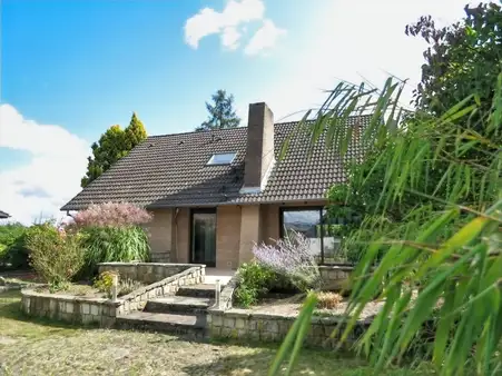 Einfamilienhaus mit unverbautem Blick und großzügiger Gartenvielfalt